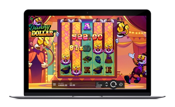 Pantalla de la tragamonedas Danny Dollar, con el conductor de concurso Danny Dollar y reels de dinero en primer plano
