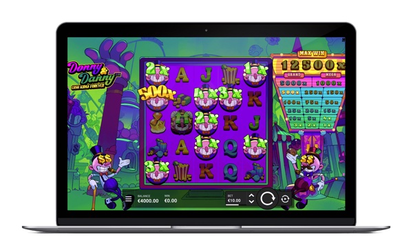 Pantalla de la tragamonedas Donny and Danny de Hacksaw Gaming, con los hermanos Donny y Danny en un escenario estilo cabaret con cortinas y luces de show