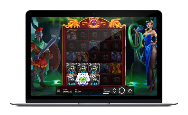 Arte oficial de la tragamonedas Eye of Medusa de Hacksaw Gaming, con Medusa y símbolos petrificados