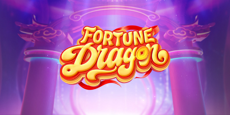 Arte oficial de la tragamonedas Fortune Dragon de PG Soft, con un dragón dorado, perlas y nubes auspiciosas de fondo