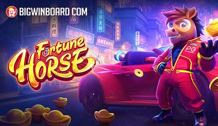 Arte oficial de la tragamonedas Fortune Horse de PG Soft, con un semental dorado vestido con armadura roja y dorada
