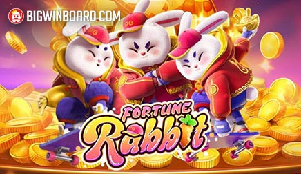 Arte oficial de la tragamonedas Fortune Rabbit de PG Soft, con un conejo dorado sobre patineta y símbolos de premio flotando alrededor