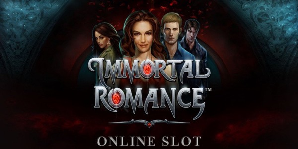 Arte oficial de la tragamonedas Immortal Romance Remastered, con la pareja Sarah y Michael en un escenario gótico de mansión victoriana