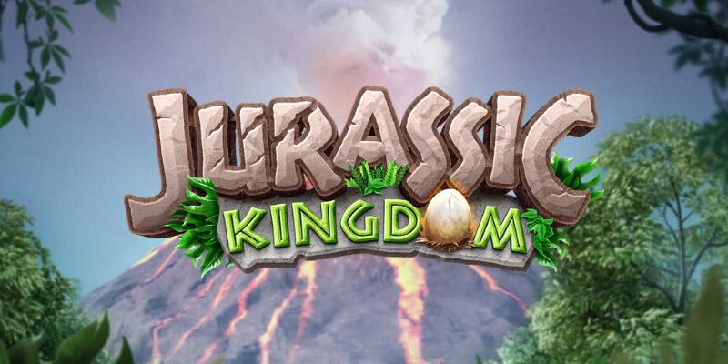Arte oficial de la tragamonedas Jurassic Kingdom de PG Soft, con dinosaurios en una selva prehistórica