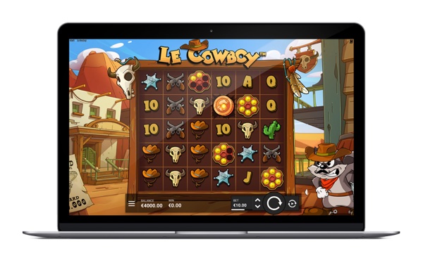Pantalla de la tragamonedas Le Cowboy, con la mascota mapache vestida de vaquero en un escenario del Viejo Oeste