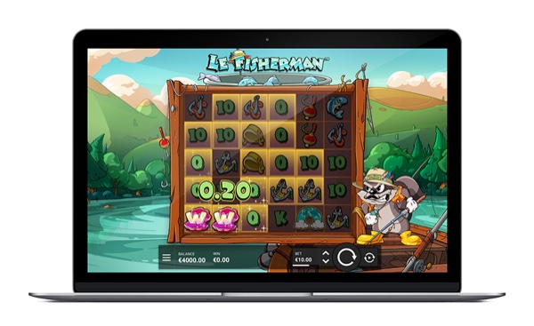 Arte oficial de Le Fisherman de Hacksaw Gaming, con el mapache Smokey pescando en un muelle de noche