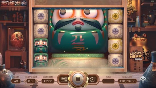 Arte oficial de la tragamonedas Lucky Neko – Gigablox de Yggdrasil, con el gato de la suerte japonés maneki-neko