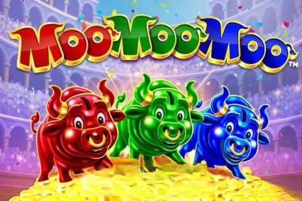 Pantalla de la tragamonedas Moo Moo Moo de Playtech, con tres toros vestidos de jueces observando la plaza desde las gradas