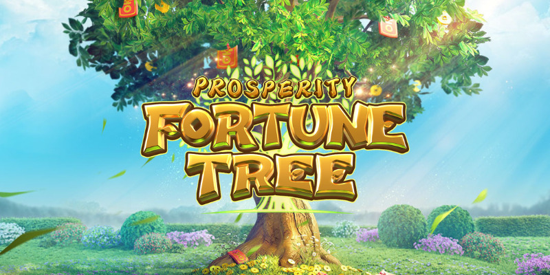 Arte oficial de la tragamonedas Prosperity Fortune Tree de PG Soft, con un árbol dorado de la fortuna cargado de monedas y amuletos