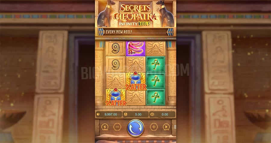 Pantalla de la tragamonedas Secrets of Cleopatra de PG Soft, con símbolos egipcios como el Ojo de Horus, escarabajos y la figura de Cleopatra