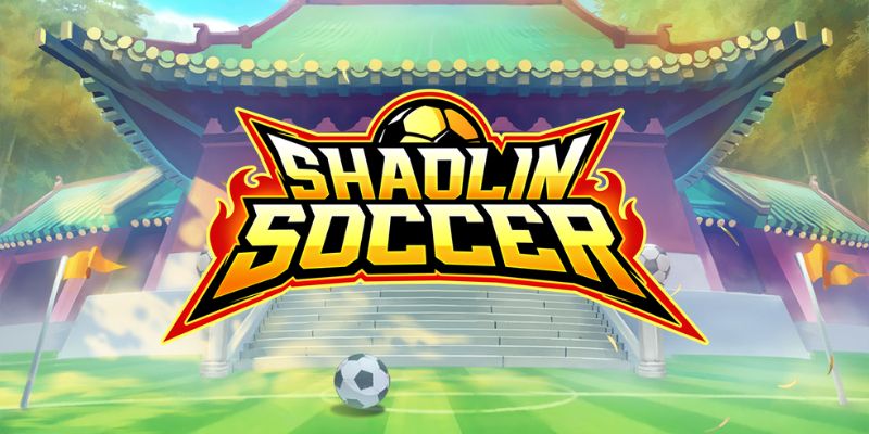 Arte oficial de la tragamonedas Shaolin Soccer de PG Soft, con monjes shaolin jugando fútbol en un estadio estilizado