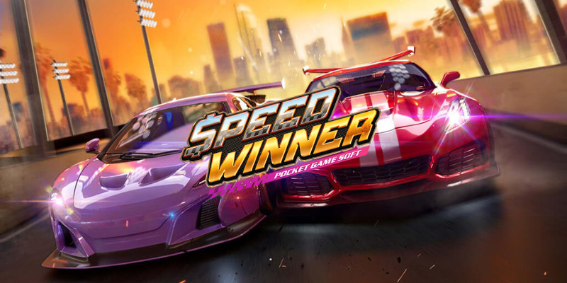 Arte oficial de la tragamonedas Speed Winner de PG Soft, con autos deportivos, cascos de carreras y una ciudad nocturna de neón de fondo