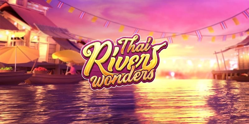Arte oficial de la tragamonedas Thai River Wonders de PG Soft, con un mercado flotante tailandés al atardecer y faroles sobre el canal