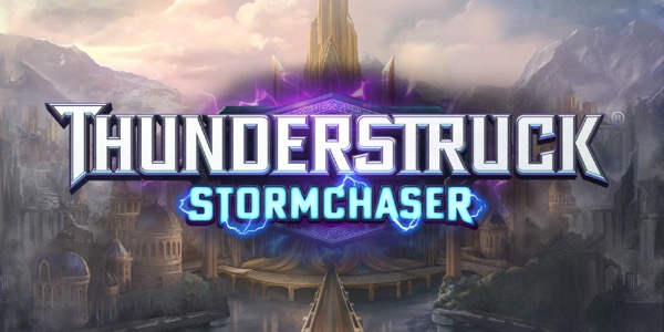 Thor empuñando su martillo en una escena de tormenta en la tragamonedas Thunderstruck Stormchaser